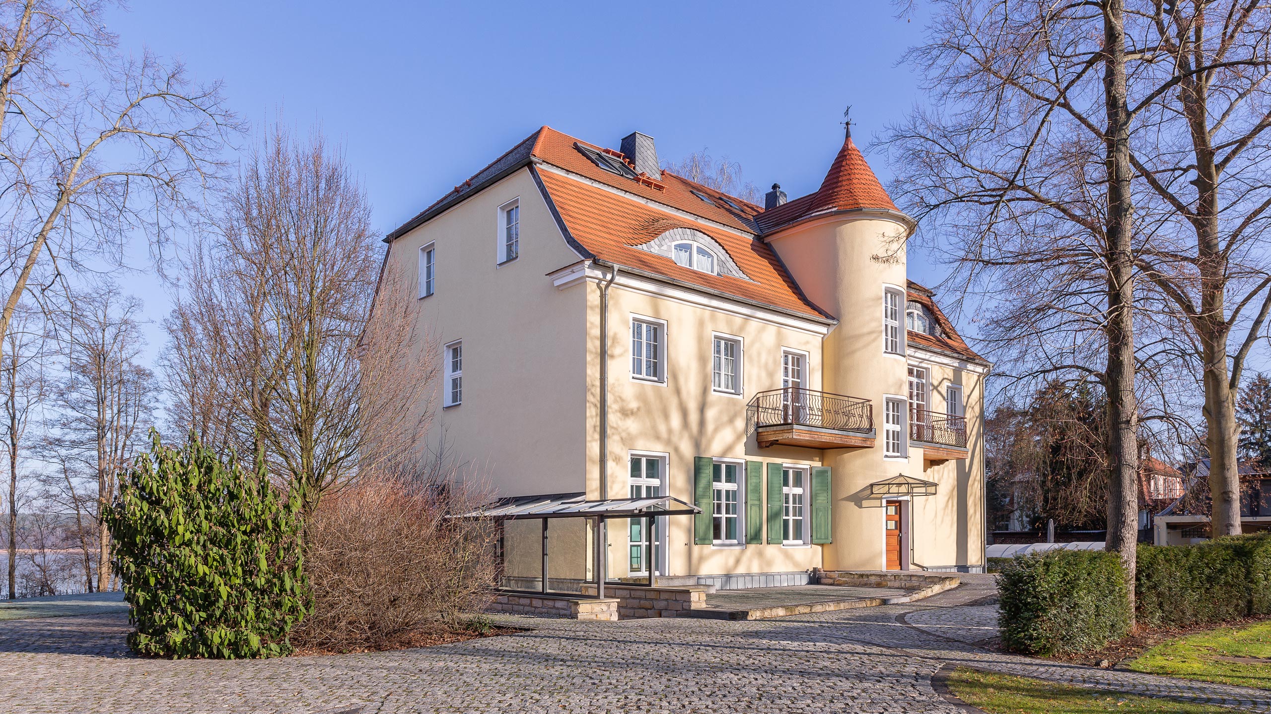 Herrenhaus und 2 Baugrundstücken in Storkower Villa